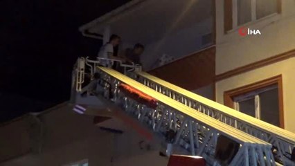 Evde uyuyakalan genç polisi ve itfaiye alarma geçirdi