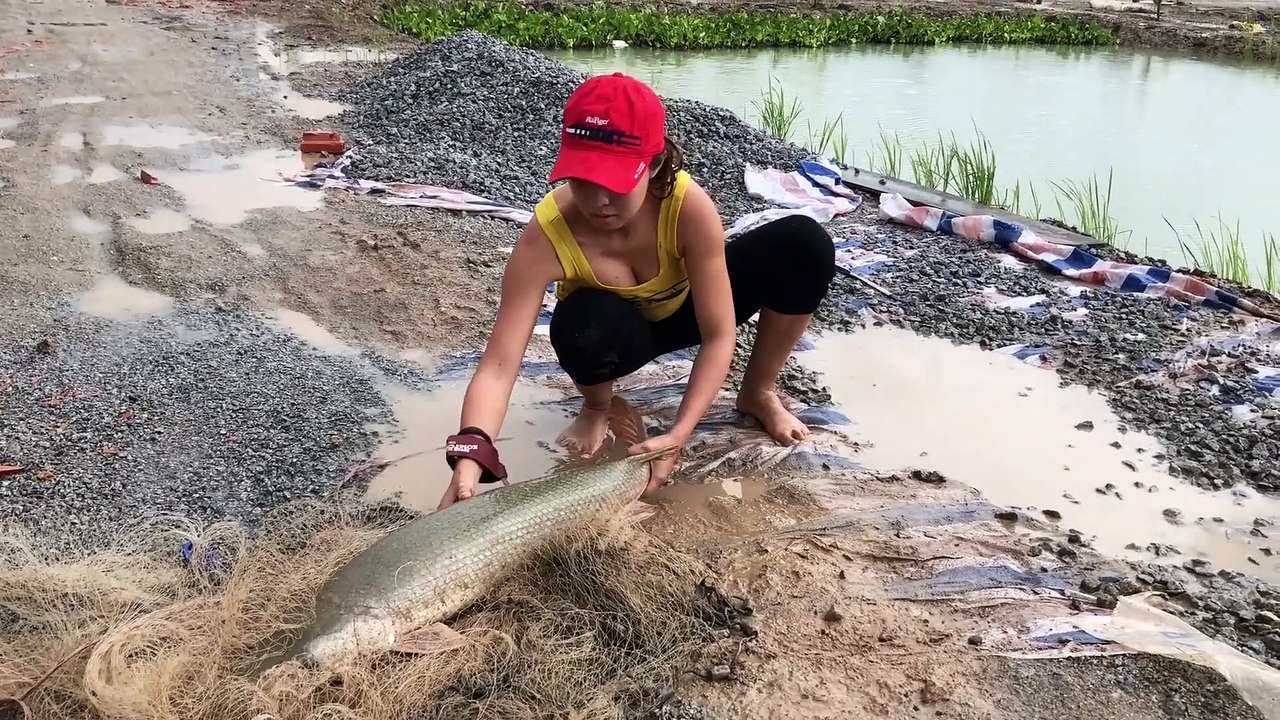 Hoảng hồn cảnh tượng gái quê chài bắt cá sâu hỏa tiển