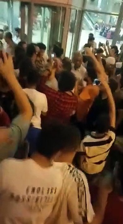 باالفيديو..جماهير تستقبل بعثة منتخب مصر لشباب اليد بالطبل والمزمار