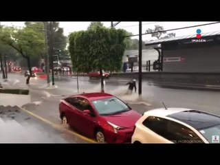 Corriente arrastra a motociclista en la CDMX | Qué Importa