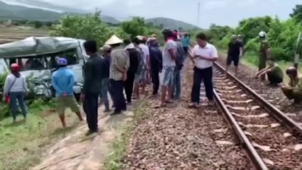 Bình Thuận Tàu hỏa tông ô tô 16 chỗ 3 người chết tại chỗ