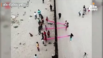 अमेरिका-मैक्सिको सीमा पर लगाए सी-सॉ झूले