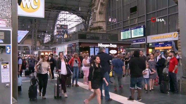 - Anne Ve Çocuğunu Trenin Önüne İtti- Trenin Altında Kalan Çocuk Hayatını Kaybetti