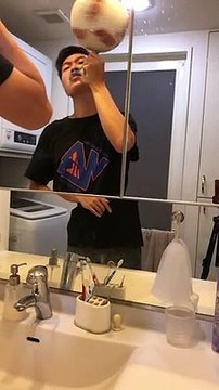 Il se brosse les dents avec un ballon de foot en équilibre sur la brosse !