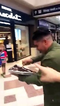 Il donne du gateau à des gens dans le métro de Londres pour son anniversaire