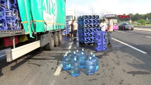 İSTANBUL-HASDAL-KEMERBURGAZ YOLU'NDA TIR'DAN YOLA SAÇILAN DAMACANALAR KAZAYA NEDEN OLDU