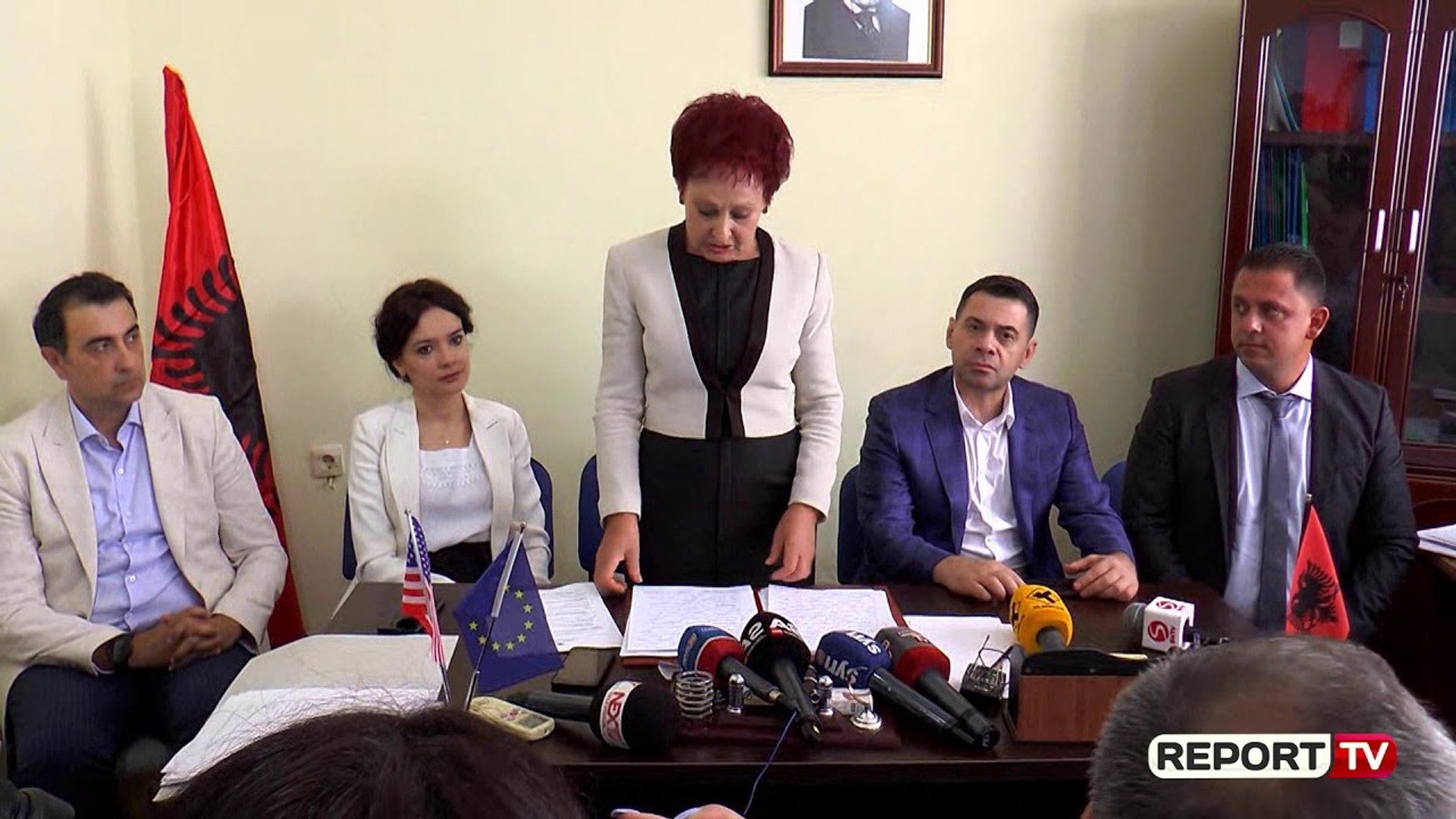 ⁣'Nuredini i PDIU dorëzoi detyrën në Rrogozhinë', Prefektja: Uroj që këtë ta bëjë dhe Sakja