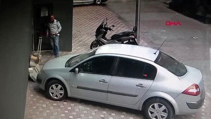 SULTANGAZİ'DE OTOMOBİLİN EKRANINI ÇALAN MASKELİ HIRSIZLAR KAMERADA