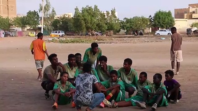 السودانيون يحلمون بوصول الثورة إلى ساحات كرة القدم