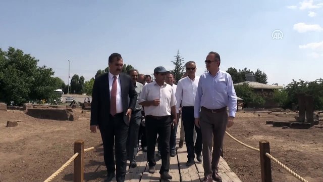 'Ahlat Selçuklu Mezarlığı çok büyük bir hazine' - BİTLİS
