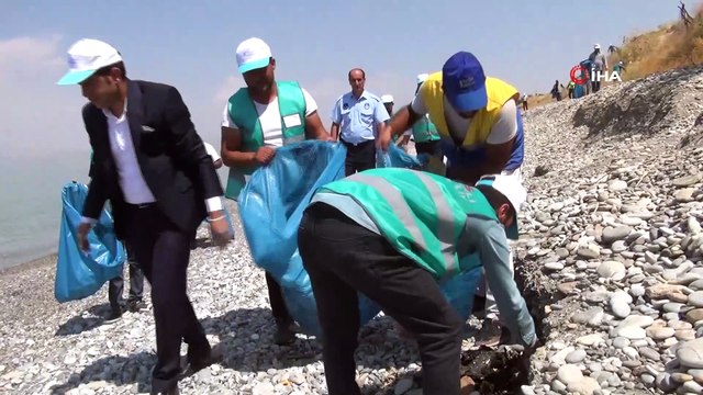 Yükümlüler Van Gölü sahilini temizledi