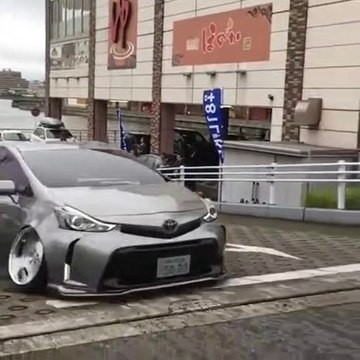 VÍDEO: con tanto tuning ninguno se libra de pegar en los bajos... ¡qué destrozo!