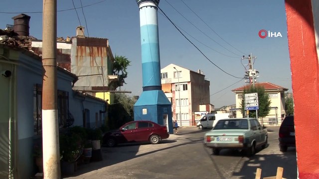 Yol ortasında kalan minare görenleri şaşkına çeviriyor