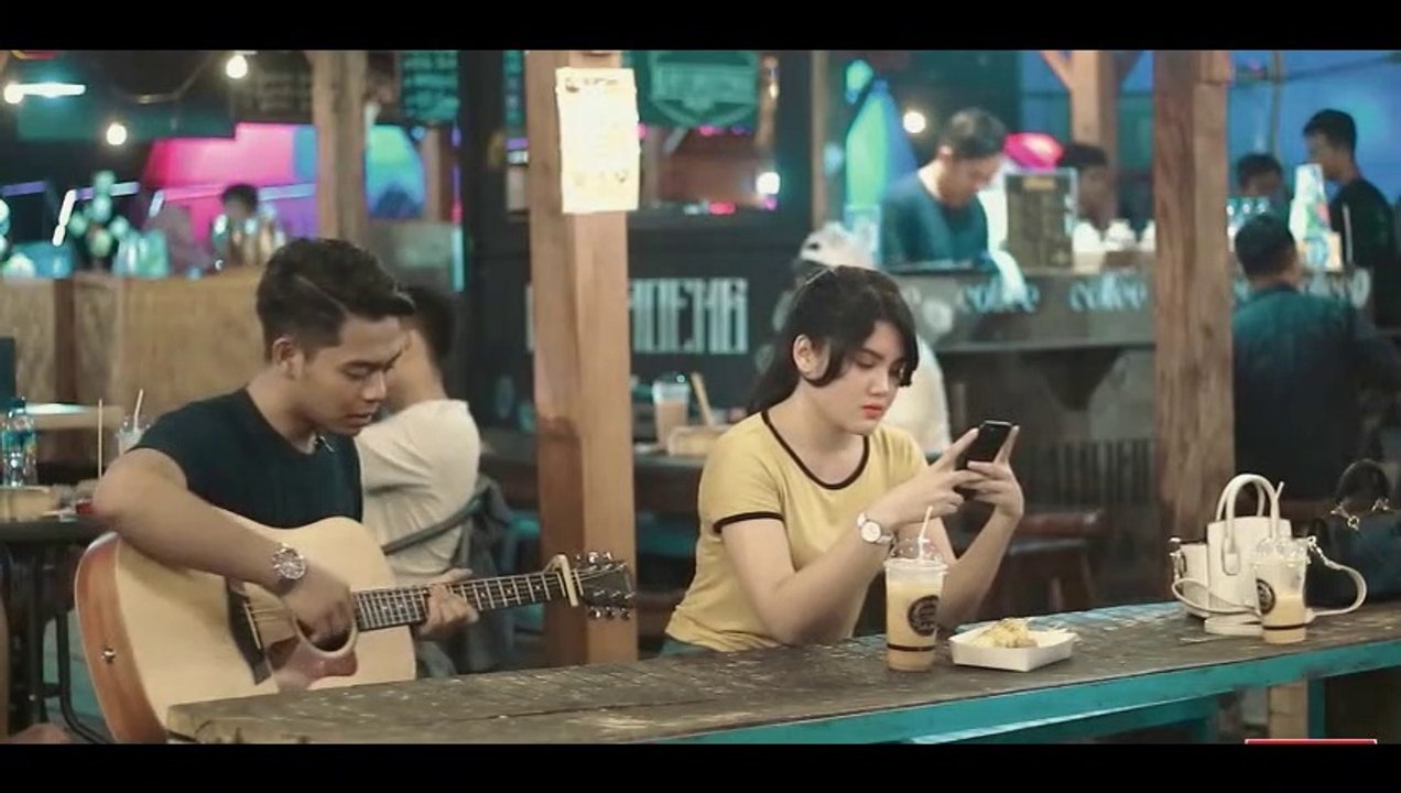 Awalnya jutek sama pengen lari karna suaranya fals, tapi lama-lama baper juga