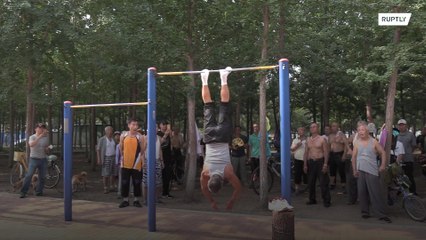 Vovô chinês dá show fazendo exercícios na barra