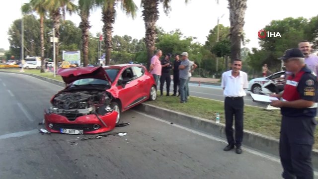 Geri manevra yapan otobüs, arkasındaki otomobili ezdi: 1 yaralı
