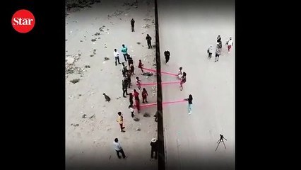 ABD-Meksika sınırında 10 yıllık hayal gerçek oldu!; Çocuklar böyle eğlendi