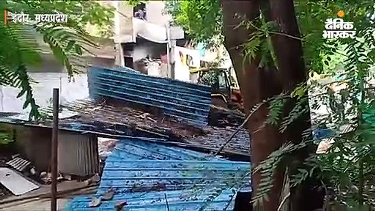 जैन मंदिर में बने अवैध निर्माण को निगम ने जेसीब...