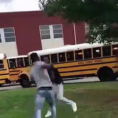 Un professeur d’un lycée calme deux élèves qui veulent se battre