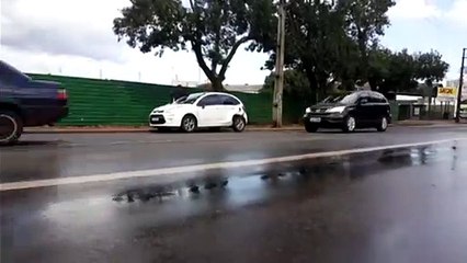 Carro estacionado é atingido por caminhão na Avenida Brasil