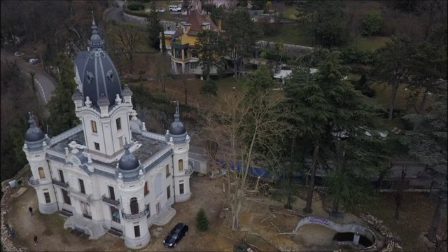 Aix-les-Bains : le château de la Roche du Roi vu du ciel