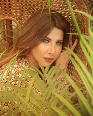 معجب يحاول تقبيل نانسي عجرم