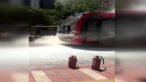 MANİSA Elektrikli otobüsten çıkan duman korkuttu