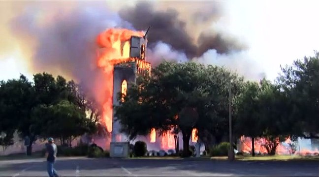 شاهد: حريق يدمر كنيسة تكساس التاريخية