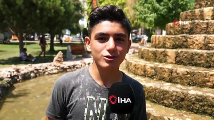 Sıcaktan bunalan çocuklar süs havuzlarına akın etti