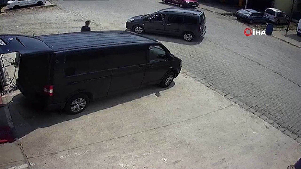 Alacak verecek meselesi yüzünden çıkan kavgada silahlı saldırı anı kamerada