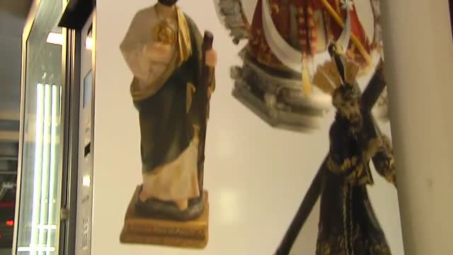 Linares presume de su máquina de vending de artículos religiosos