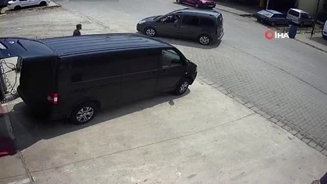 Alacak verecek meselesi yüzünden çıkan kavgada silahlı saldırı anı kamerada