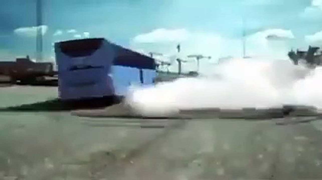 Guardate cosa riesce a fare con l'autobus. Incredibile