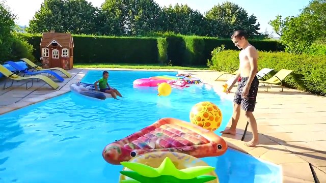 ON REMPLIT LA PISCINE DE GONFLABLES ! Bouée Géante Licorne, Lama Fortnite, Chat, Homard...