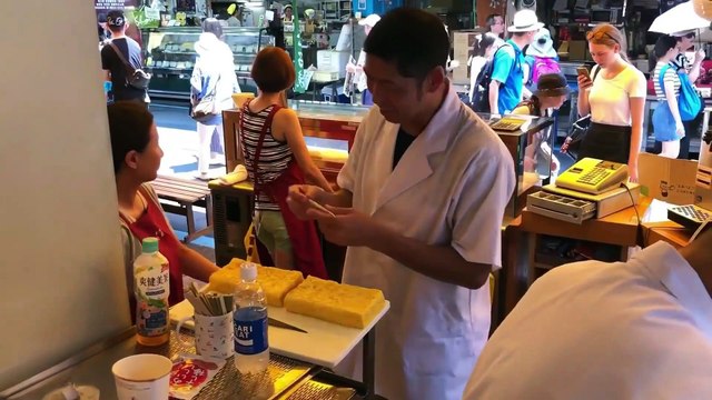 japanese-street-food-TAMAGOYAKI-pan-fried-rolled-omelette