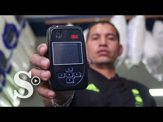 Los brazaletes electrónicos que no controlan a los presos