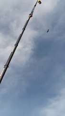 Download Video: Le cable lâche pendant un saut à l'élastique mais il survit à la chute