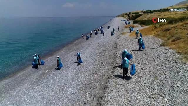 Yükümlüler Van Gölü sahilini temizledi