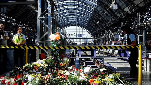 Германия: женщину с ребёнком толкнули под поезд