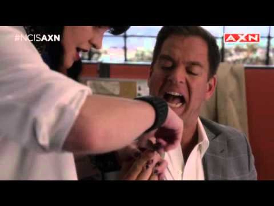 NCIS - Abby le saca una astilla del dedo a Dinozzo