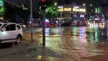 게릴라성 폭우에 도로 침수...신축공사장 무너져 3명 부상 / YTN