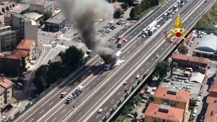 Скачать видео: Scontro tra camion sulla A14, un morto