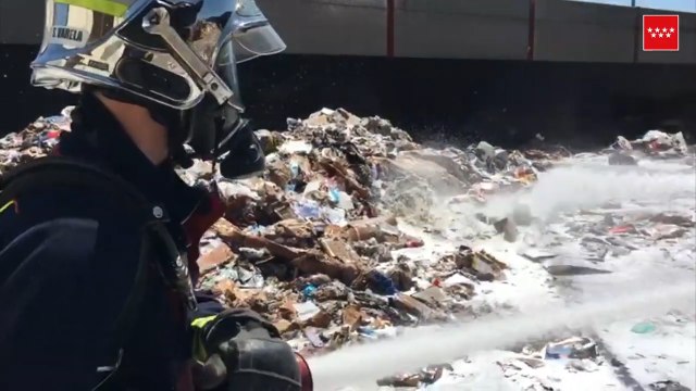 Controlado el incendio en el exterior de una nave en Pinto