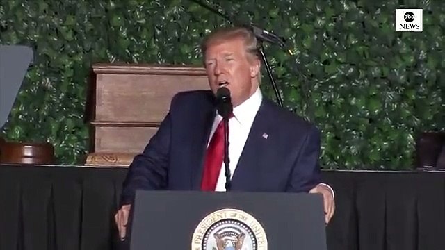 Regardez le discours de Donald Trump interrompu par un élu local en Virginie brandissant plusieurs affiches contre la haine