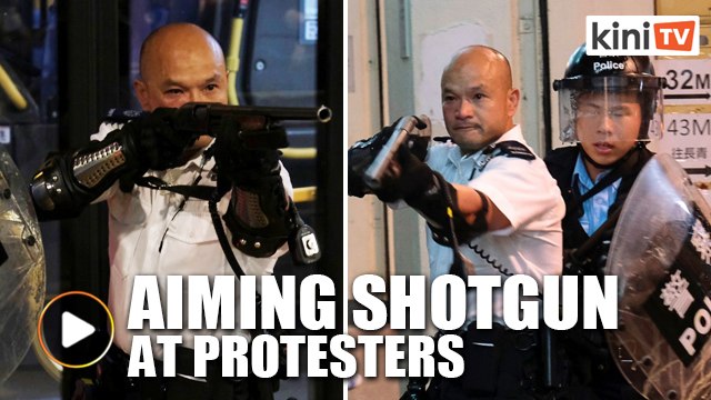 ENG TEXT - Cop points shotgun at protesters at close range in Hong Kong