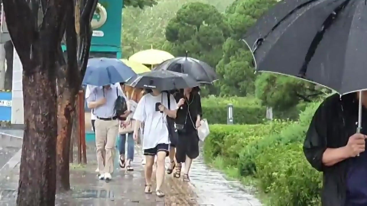[날씨] 중북부 낮 동안 비 소강...밤사이 국지 호우 / YTN