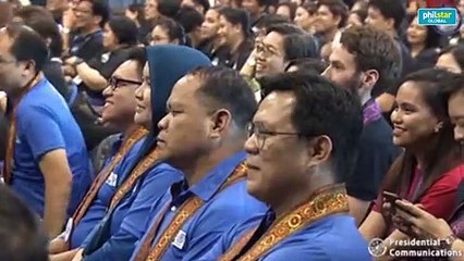 Duterte drives away pesky fly at TESDA event