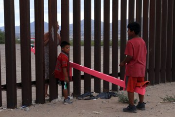 Des balançoires roses sur le mur de la frontière américano-mexicaine
