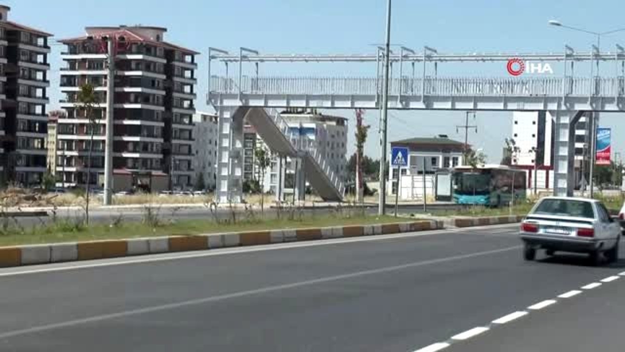 Adıyaman'da şaşırtan üst geçit... Geçidin bir ayağı tarlaya diğer ayağı oto galerinin bahçesine...