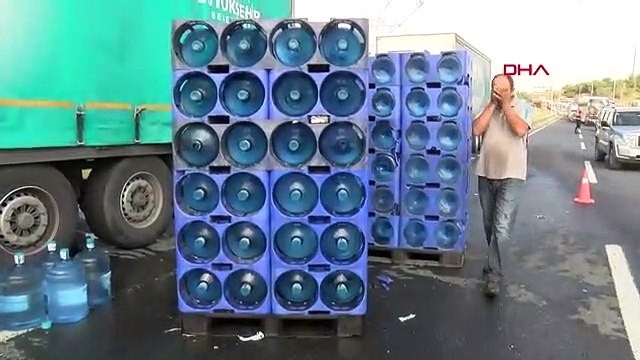 TIR’dan yola saçılan damacanalar kazaya neden oldu